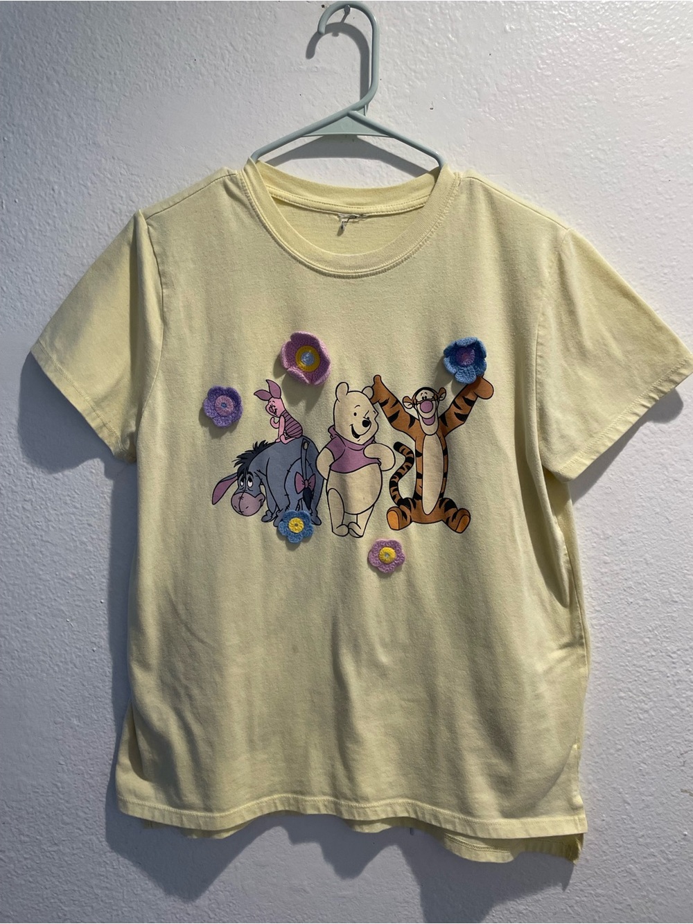 🍯 Disney Pooh Bear Tigger Eeyore Piglet Crochet Flower Graphic Tee